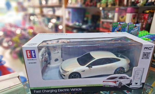 ماشین کنترلی E7 موزیکال و چراغدار با ایستگاه شارژ کد 003-725 رنگ سفید_ماشین کنترلی