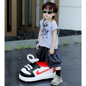 چهار چرخ موزیکال و چراغدار کودک طرح کتانی نایک رنگ قرمز_دوچرخه