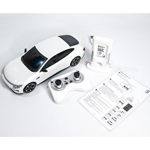 ماشین کنترلی E7 موزیکال و چراغدار با ایستگاه شارژ کد 003-725 رنگ سفید_ماشین کنترلی