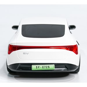 ماشین کنترلی E7 موزیکال و چراغدار با ایستگاه شارژ کد 003-725 رنگ سفید_ماشین کنترلی