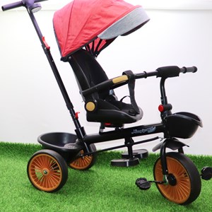 سه چرخه فلزی با سایه بان رنگ قرمز